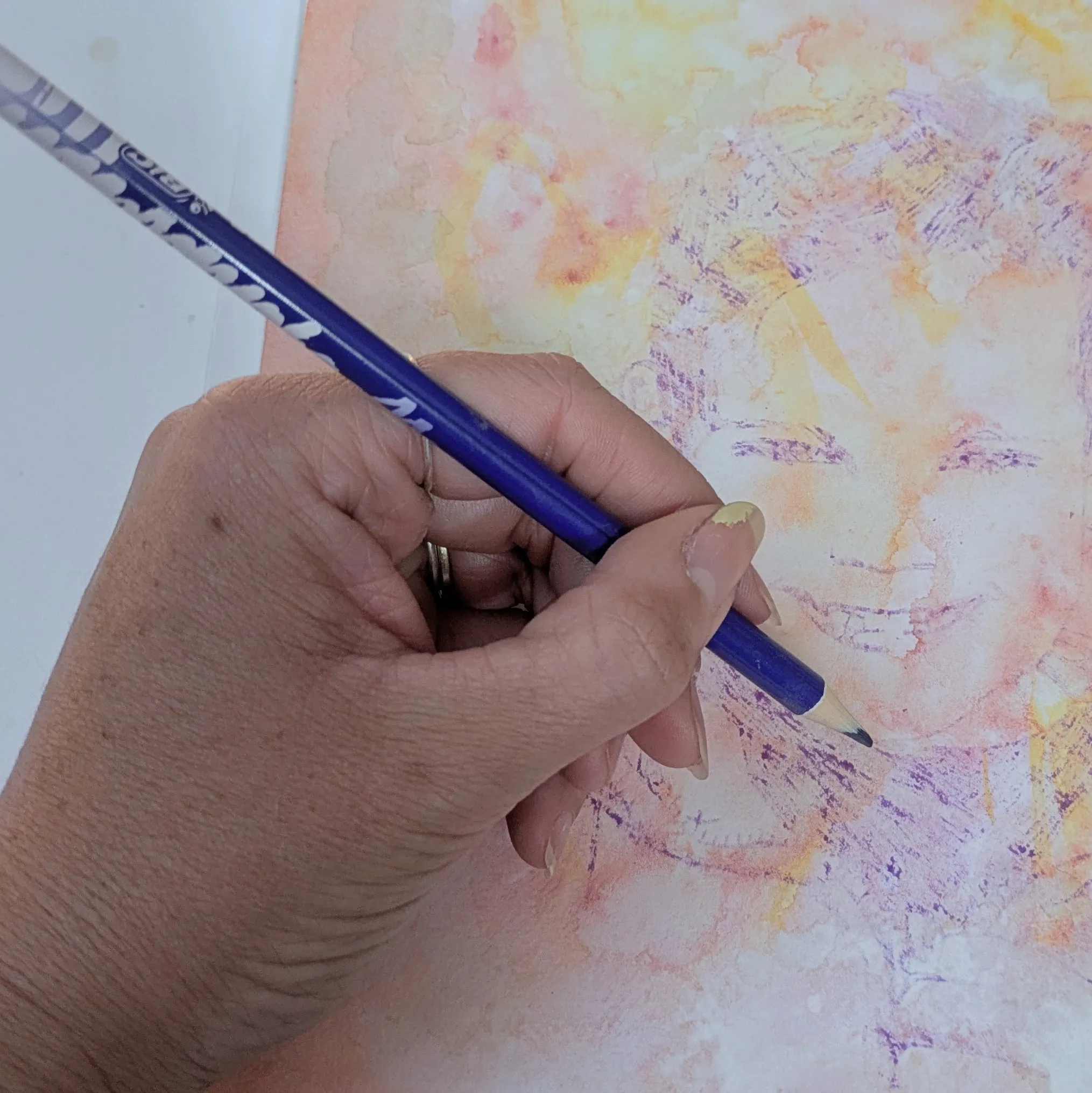 Travail du portrait sur un fond aquarellé pendant un atelier Couleurs de Soi
